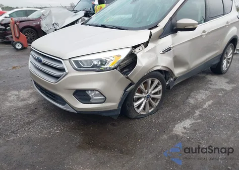 2017 Ford Escape Titanium z USA, uszkodzony, nr VIN 1FMCU0JD5HUD58195